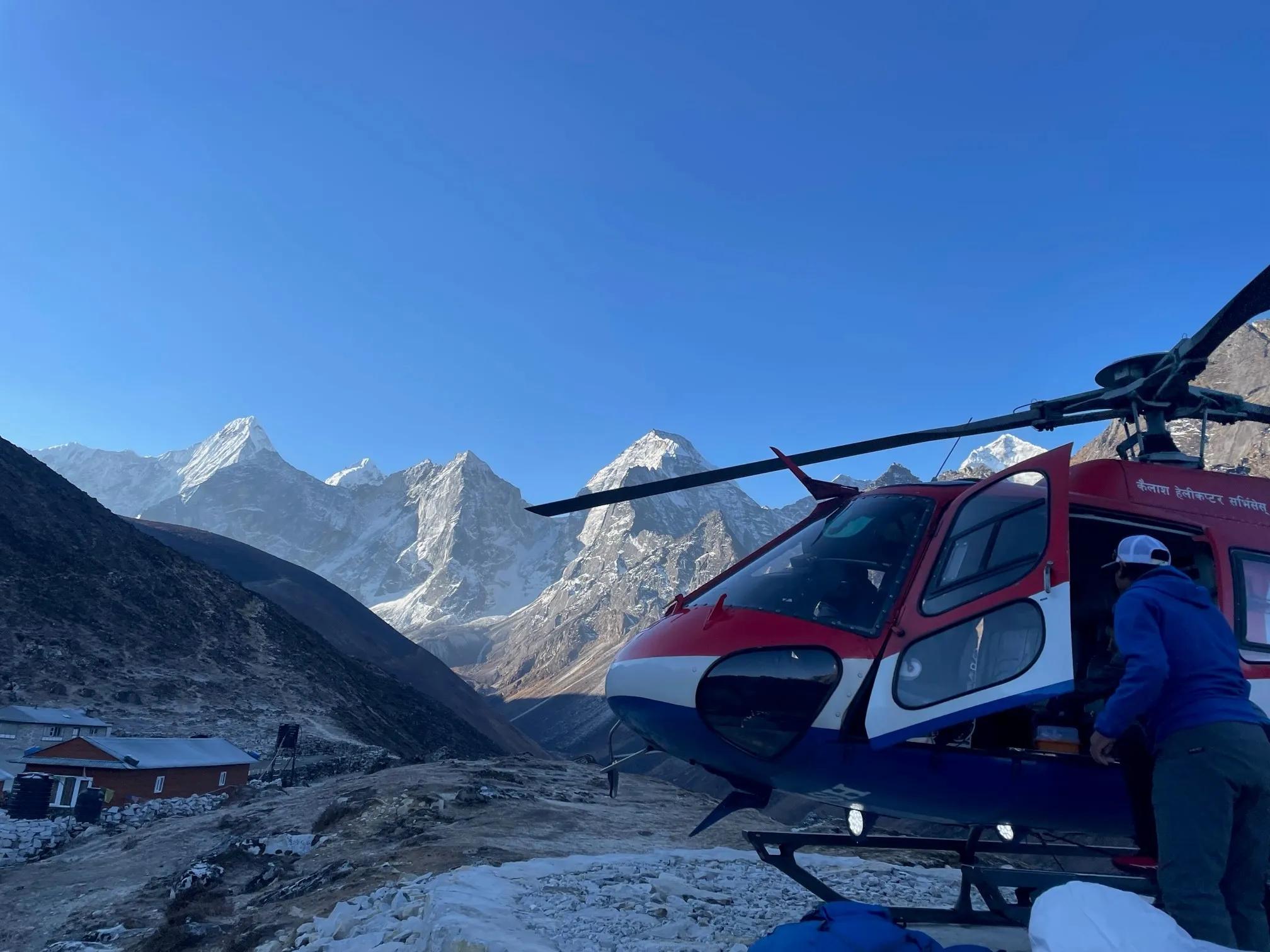 ama-dablam-helicopter_bbai1n