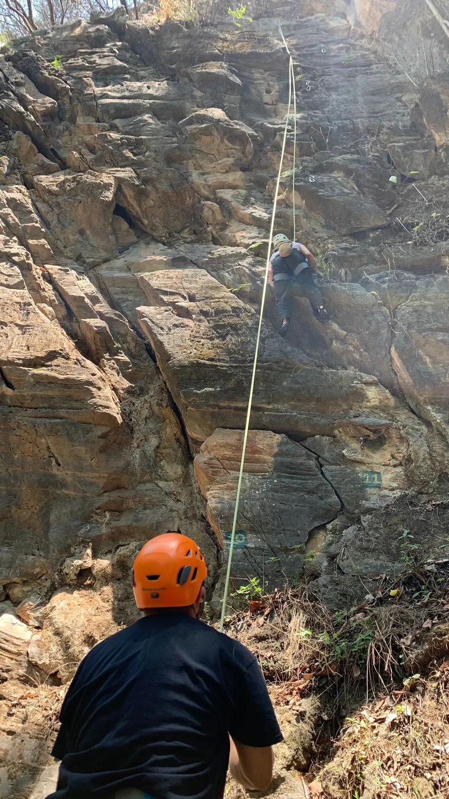 rock-climbing-in-kathmandu-2_cipw7p