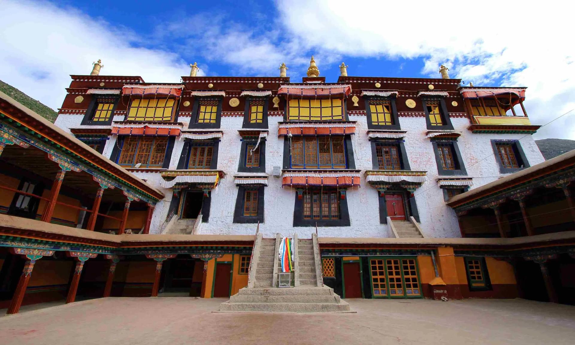 Drepung-Monastery-in-Lhasa_rfjdgr